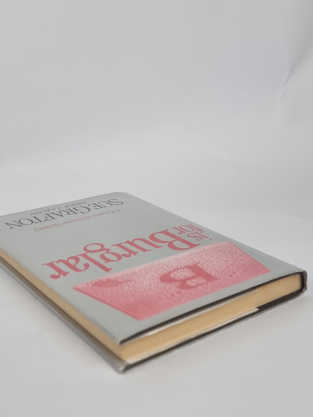 "B" is for Burglar, Sue Grafton — Book Club Edition