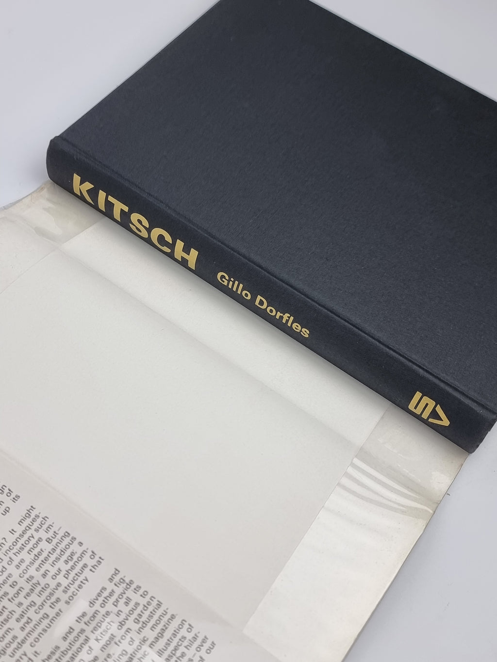 Kitsch: An anthology of bad taste, Gillo Dorfles — 1st Edition