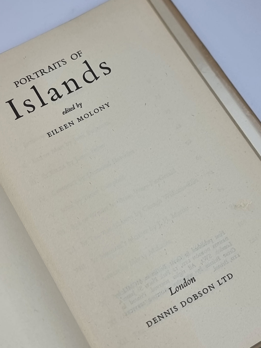 Portraits of Islands, Eileen Molony (Ed.) — 1st Edition
