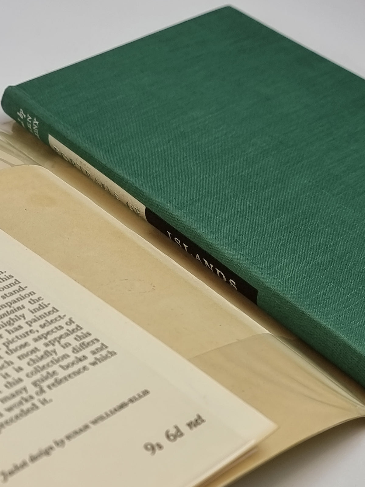 Portraits of Islands, Eileen Molony (Ed.) — 1st Edition