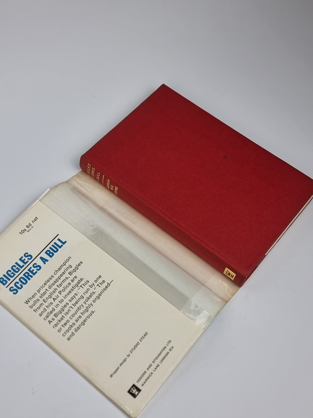 Biggles Scores a Bull, Captain W. E. Johns — 1st Edition
