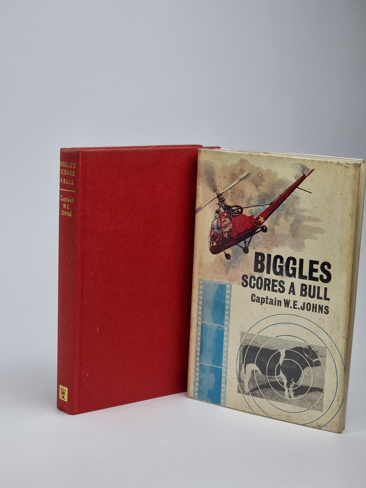 Biggles Scores a Bull, Captain W. E. Johns — 1st Edition