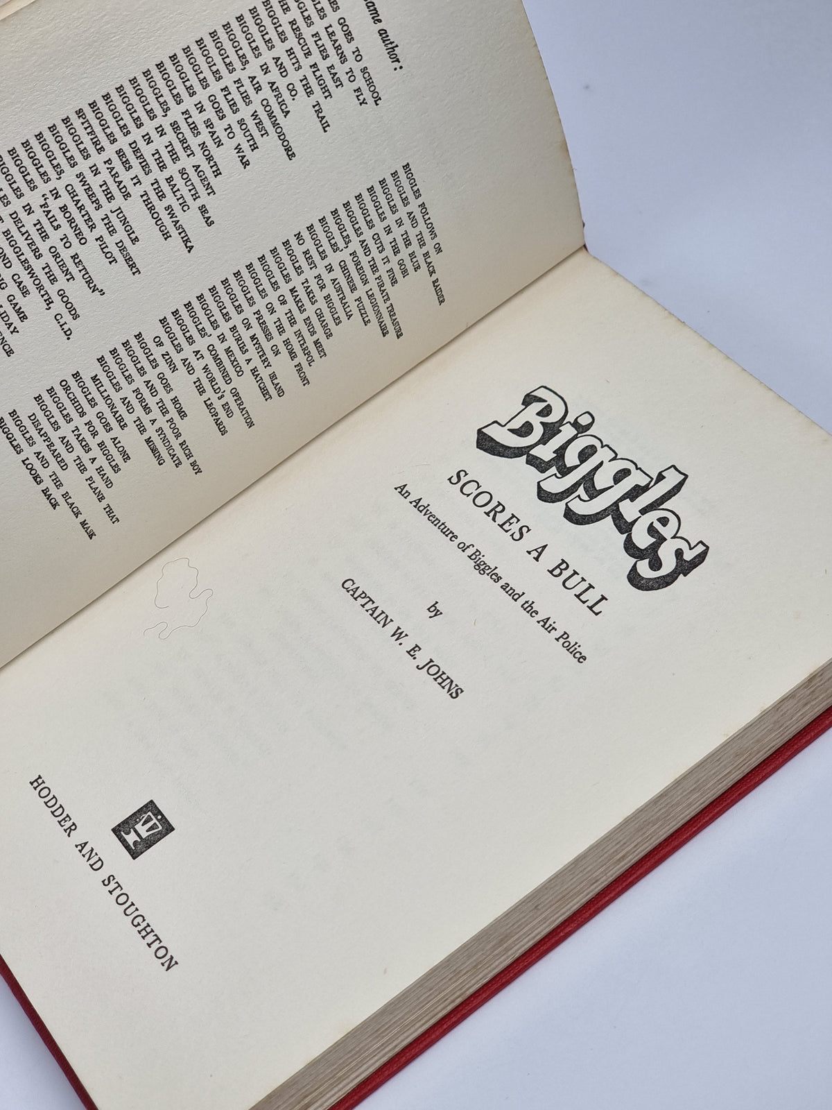 Biggles Scores a Bull, Captain W. E. Johns — 1st Edition
