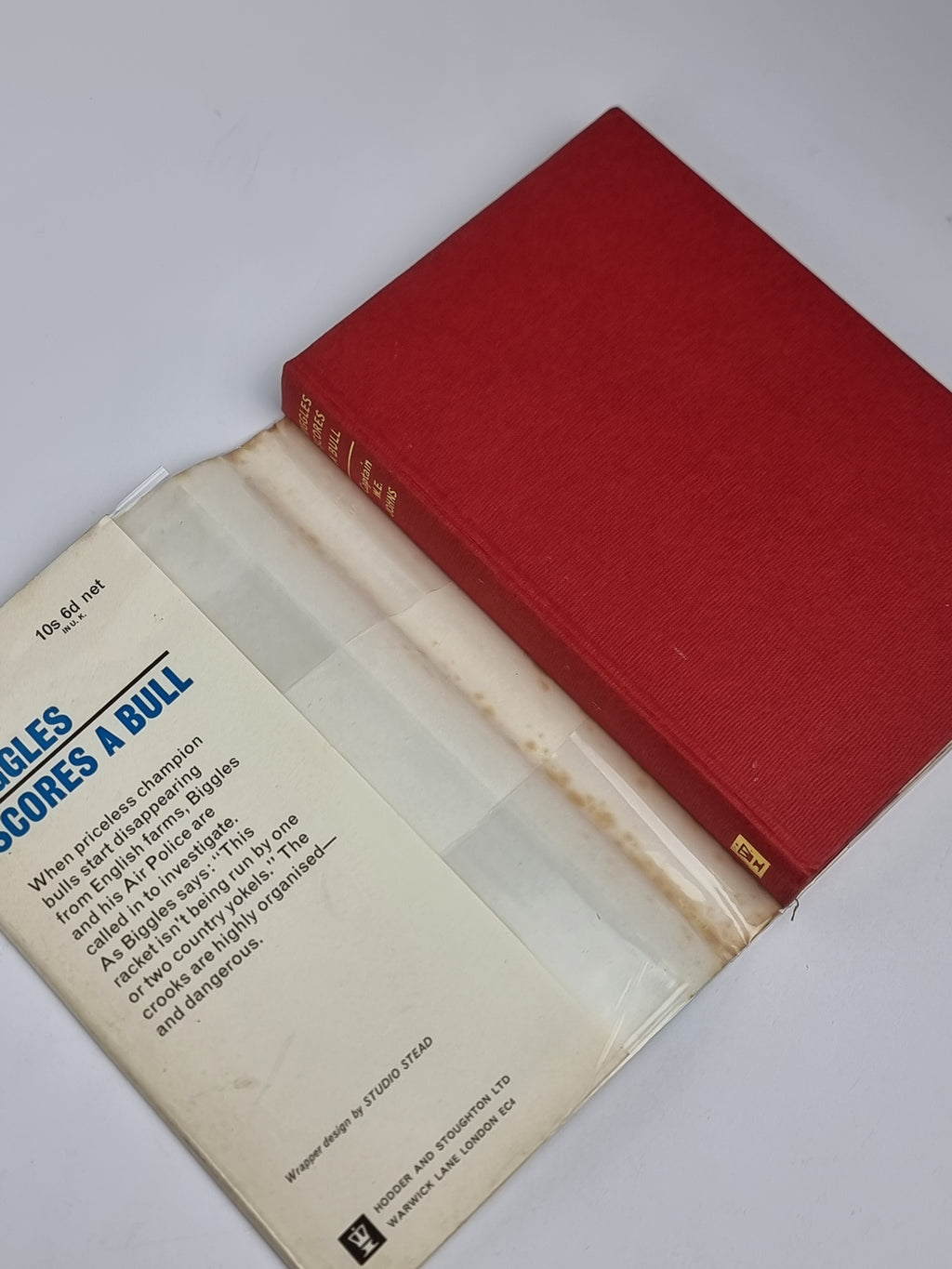 Biggles Scores a Bull, Captain W. E. Johns — 1st Edition