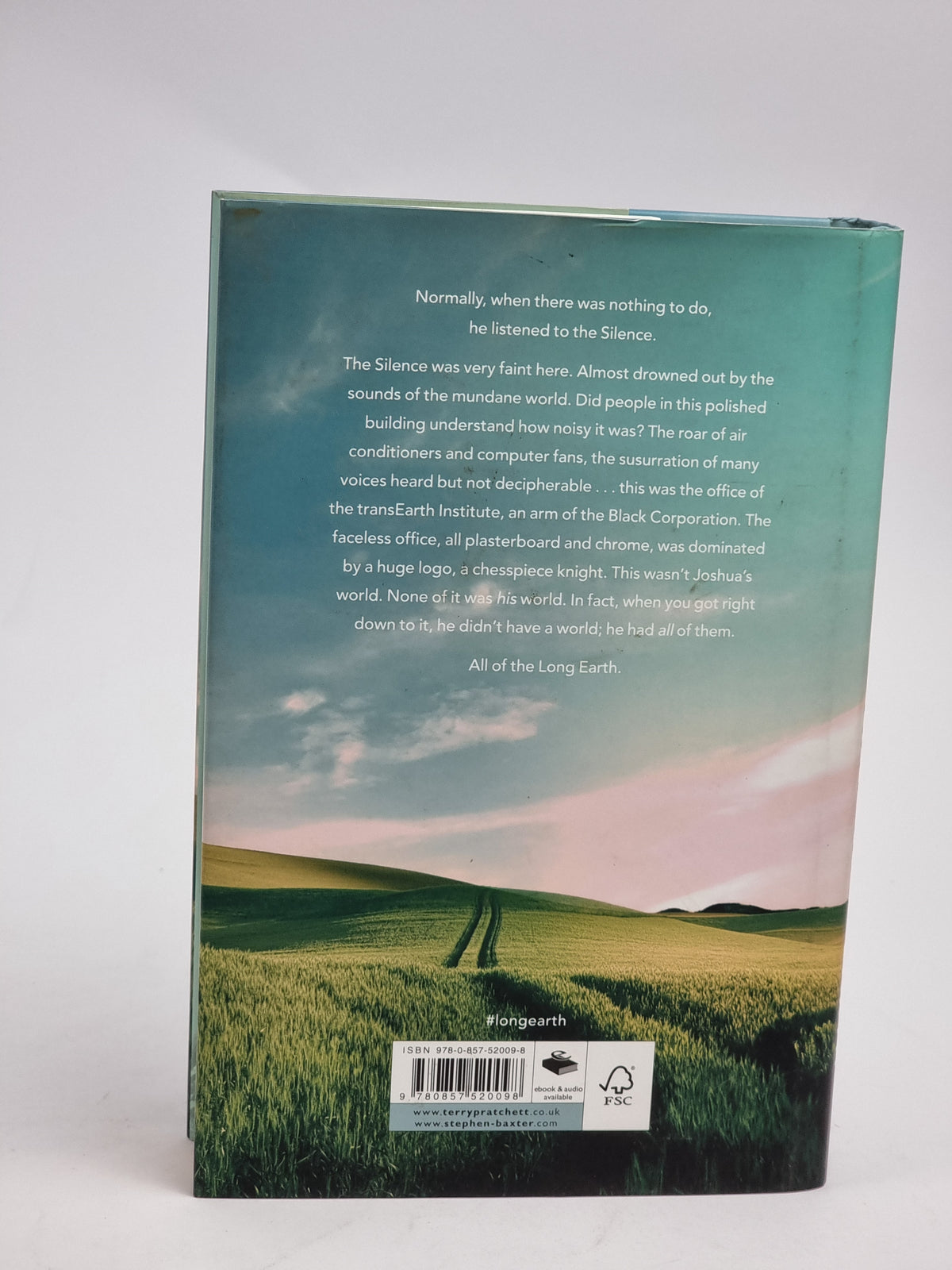The Long Earth, Terry Pratchett and Stephen Baxter — 1st Edition
