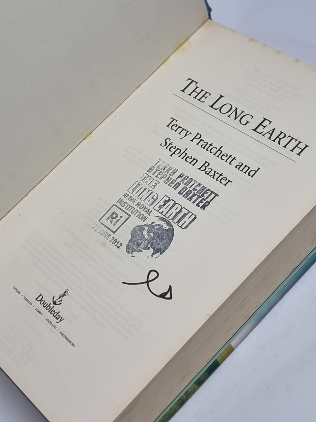 The Long Earth, Terry Pratchett and Stephen Baxter — 1st Edition