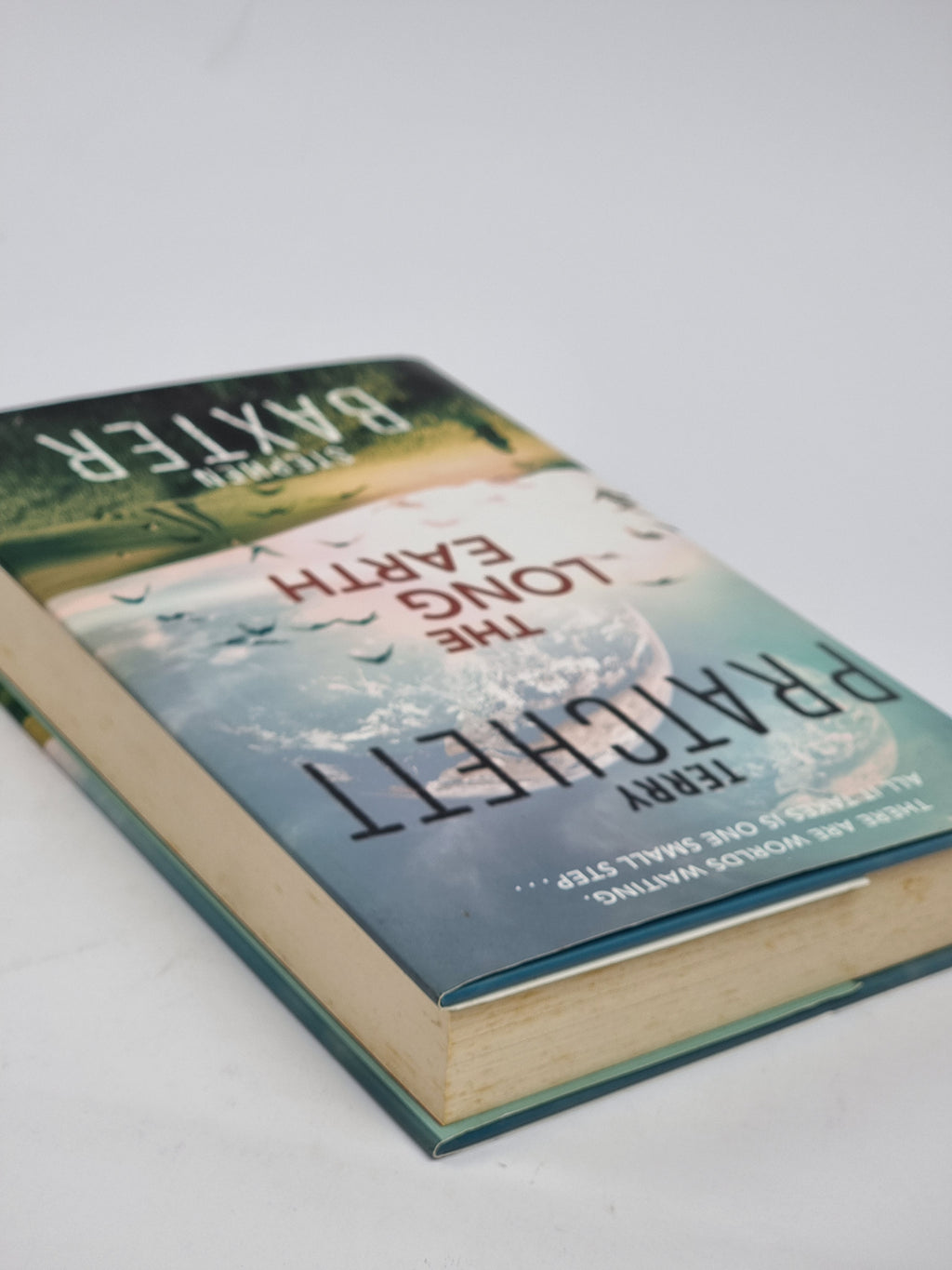 The Long Earth, Terry Pratchett and Stephen Baxter — 1st Edition