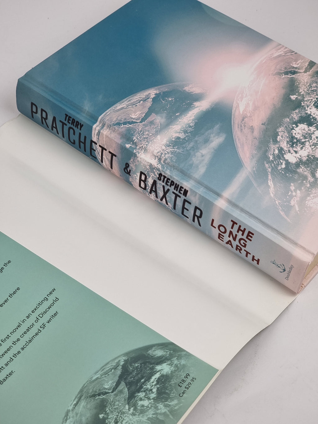 The Long Earth, Terry Pratchett and Stephen Baxter — 1st Edition