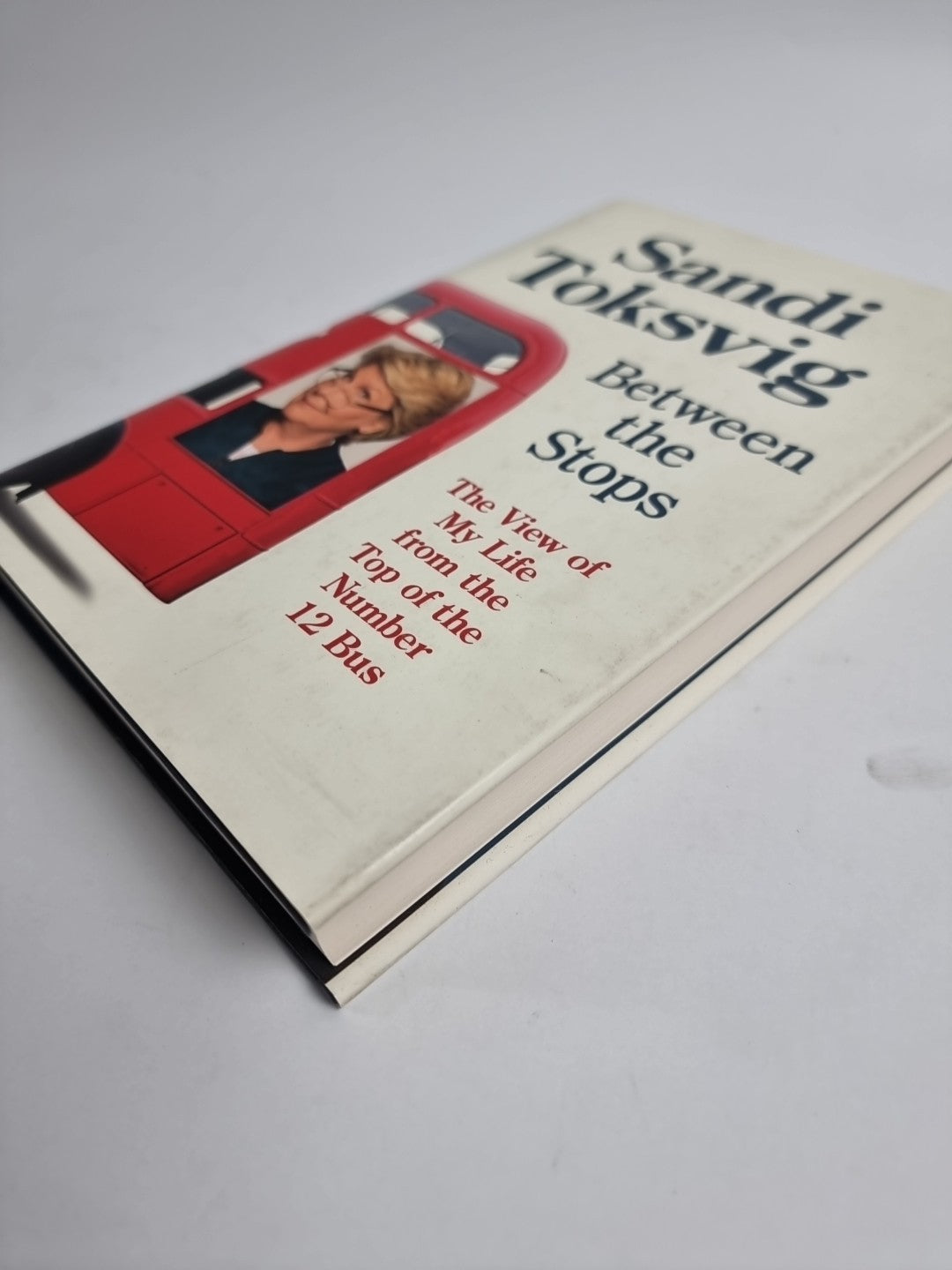 Between the Stops: The View of My Life from the Top of the... - Sandi Toksvig