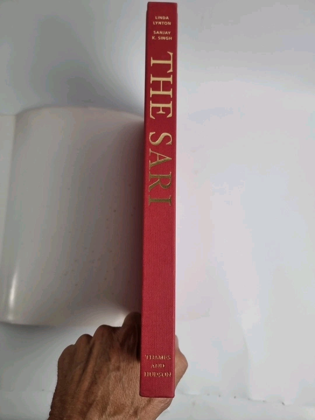 The Sari: Styles, Patterns, History, Techniques by Linda Lynton Hardcover NEW