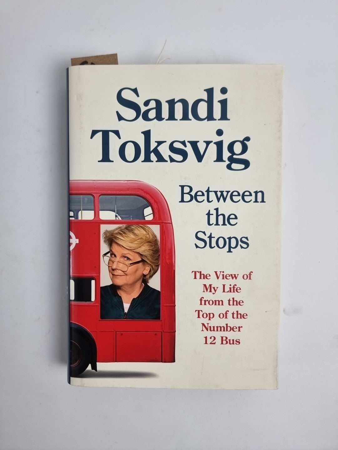 Between the Stops: The View of My Life from the Top of the... - Sandi Toksvig