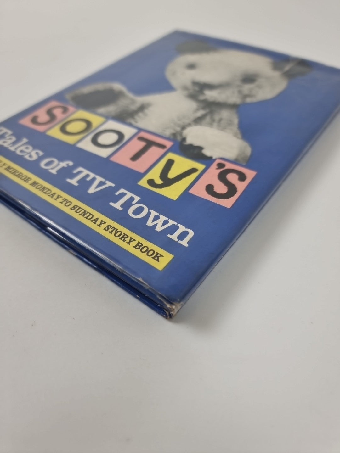 Sooty's Tales of TV Town, A Daily Mirror Monday to Sunday Book