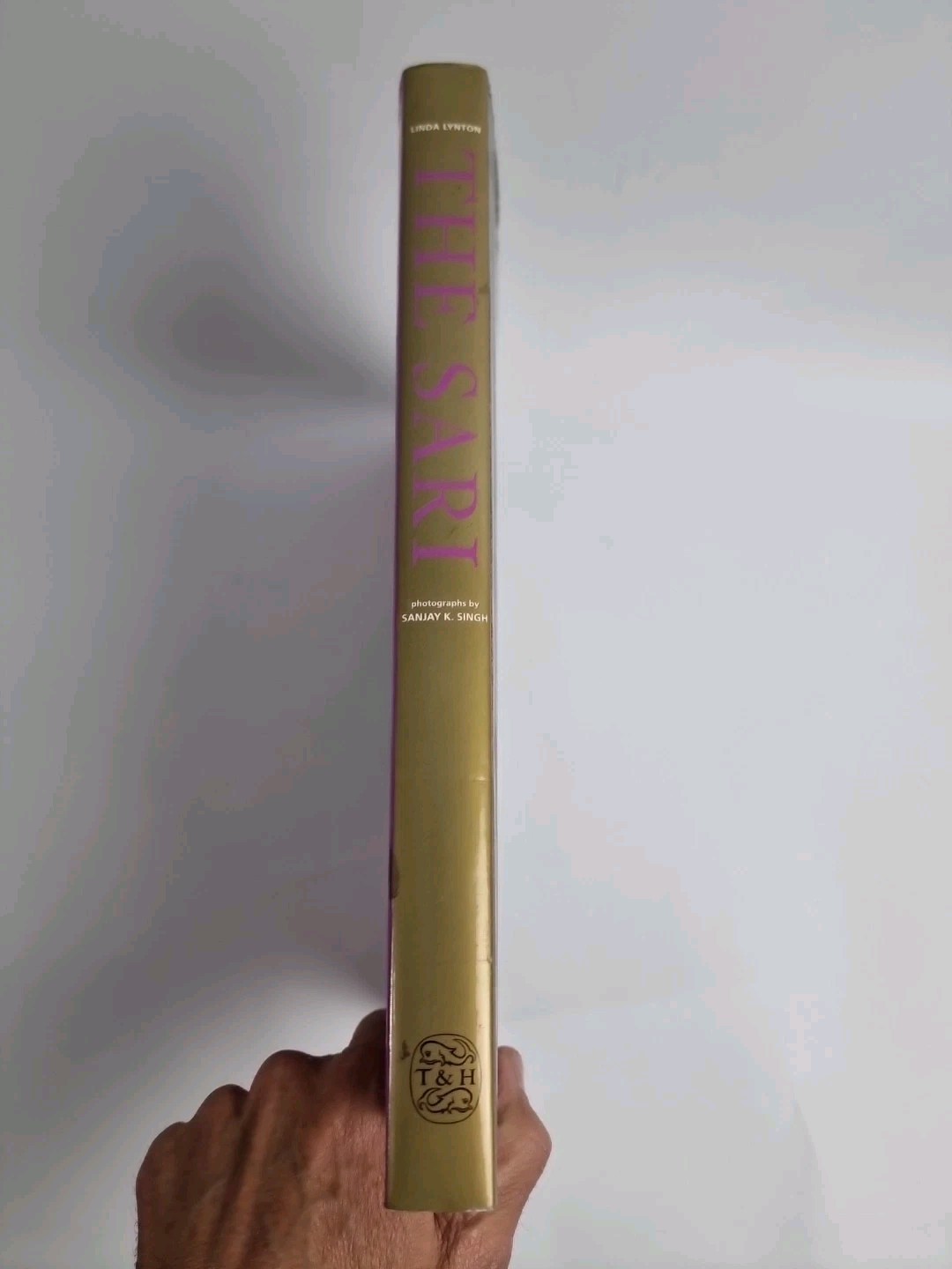 The Sari: Styles, Patterns, History, Techniques by Linda Lynton Hardcover NEW