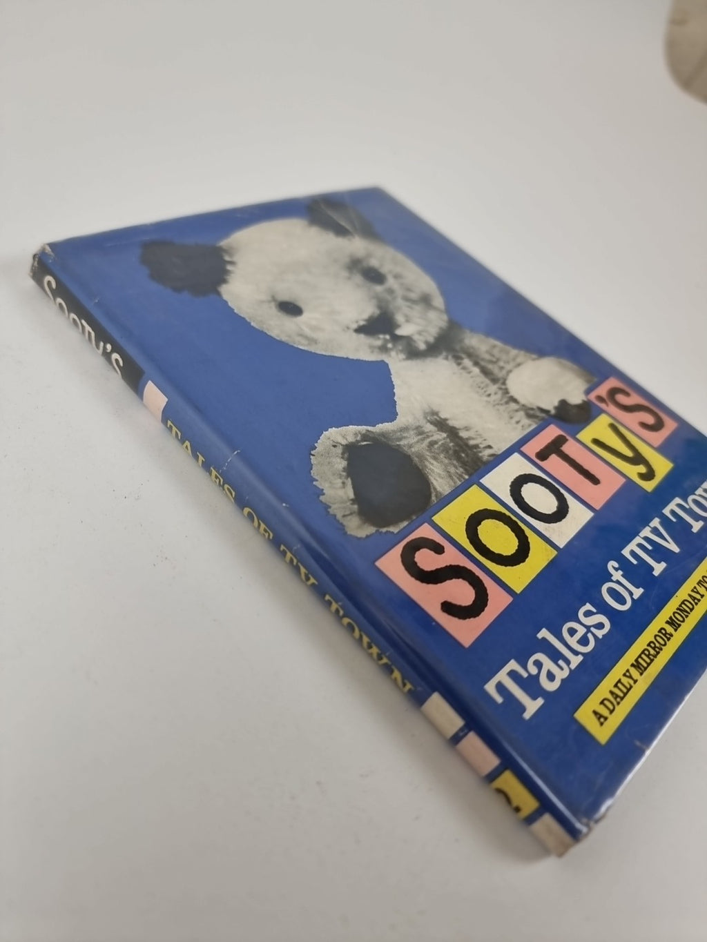 Sooty's Tales of TV Town, A Daily Mirror Monday to Sunday Book