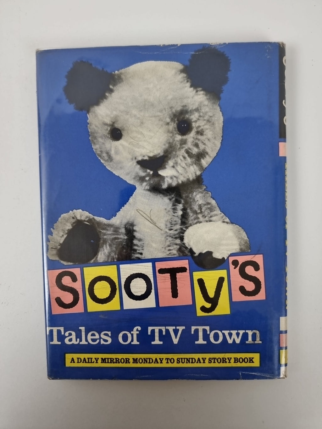 Sooty's Tales of TV Town, A Daily Mirror Monday to Sunday Book