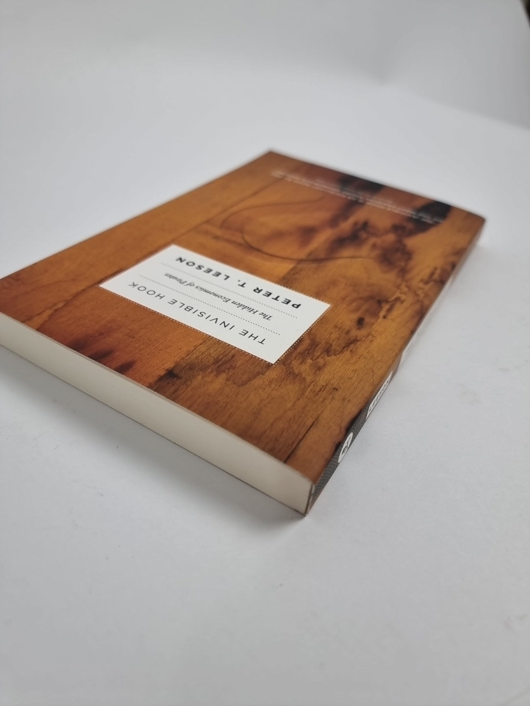 The Invisible Hook  Peter T. Leeson - Free Tracked Delivery New